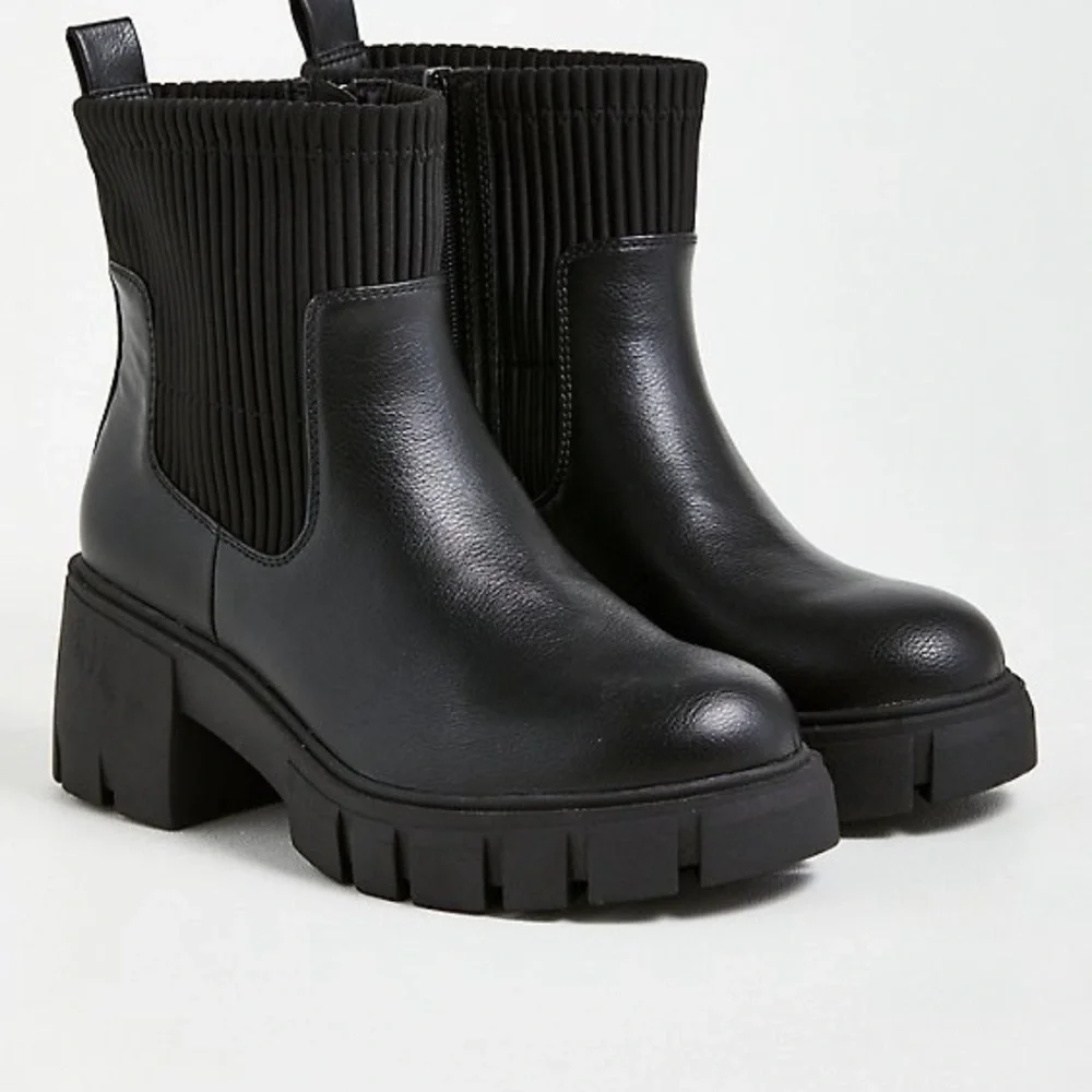 NEW TORRID FAUX LEATHER CHELSEA BOOTIE - Picture 4 of 5